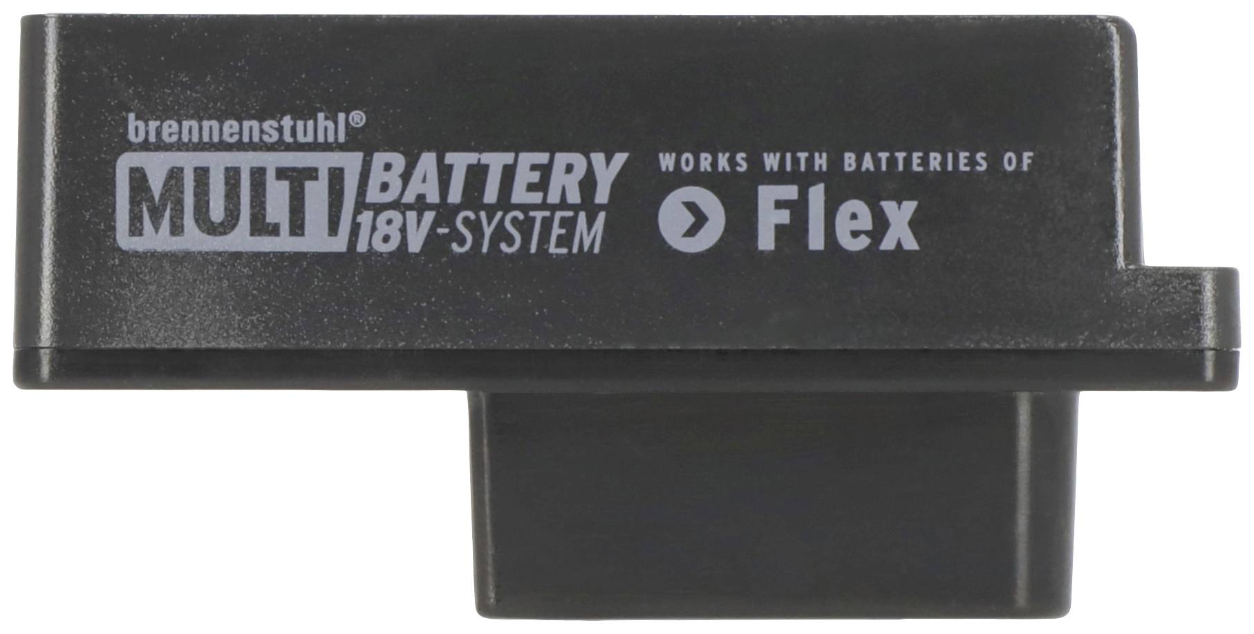 Černý adaptér s nápisem 'brennenstuhl MULTI BATTERY 18V-SYSTEM'. Funguje s akumulátory Flex.