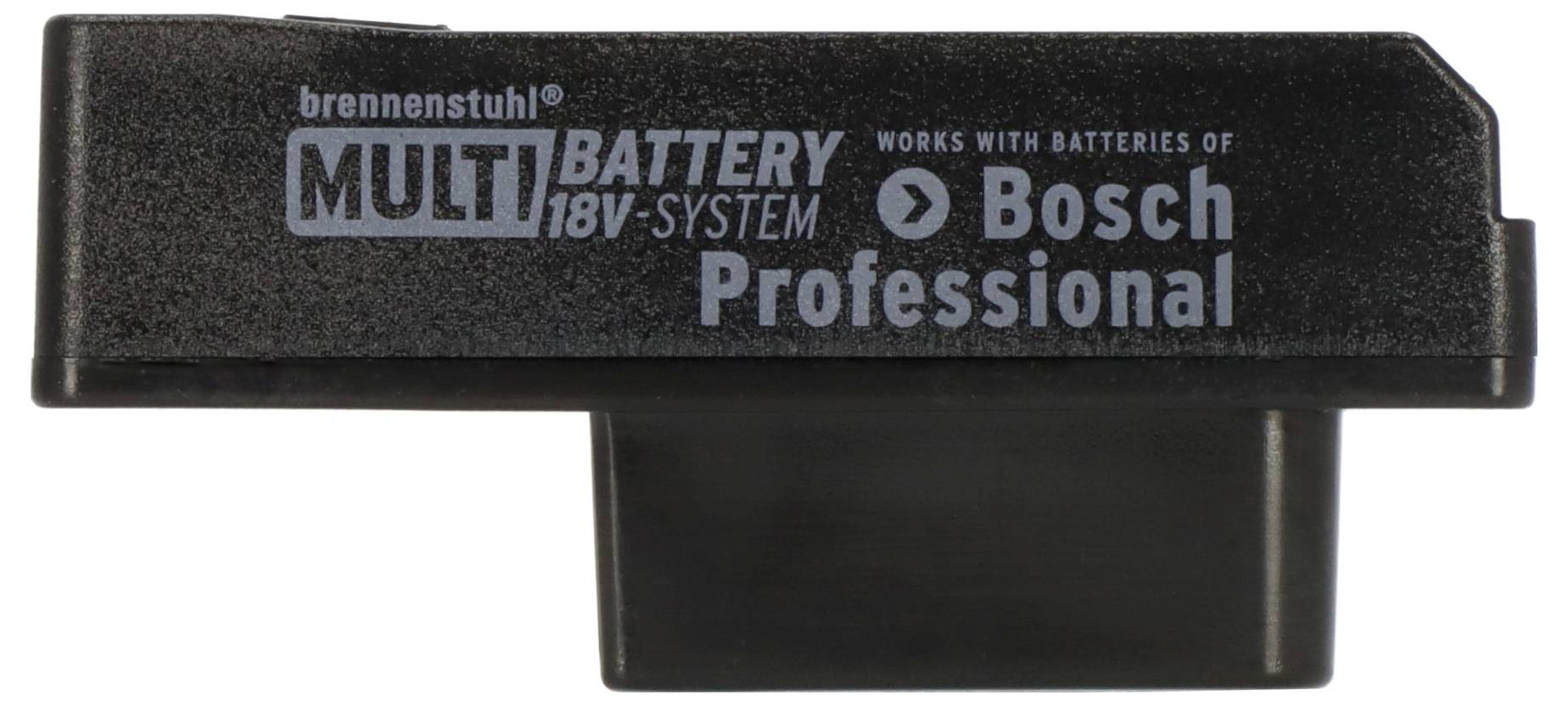 Černý adaptér baterie označený "brennenstuhl MULTI BATTERY 18V SYSTEM" a "funguje s bateriemi Bosch Professional".