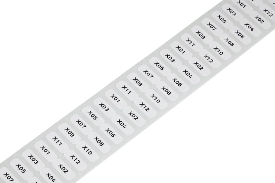 Bílé samolepicí štítky na roli, každý potištěný 'X' následovaným dvoumístným číslem, například 'X01'.