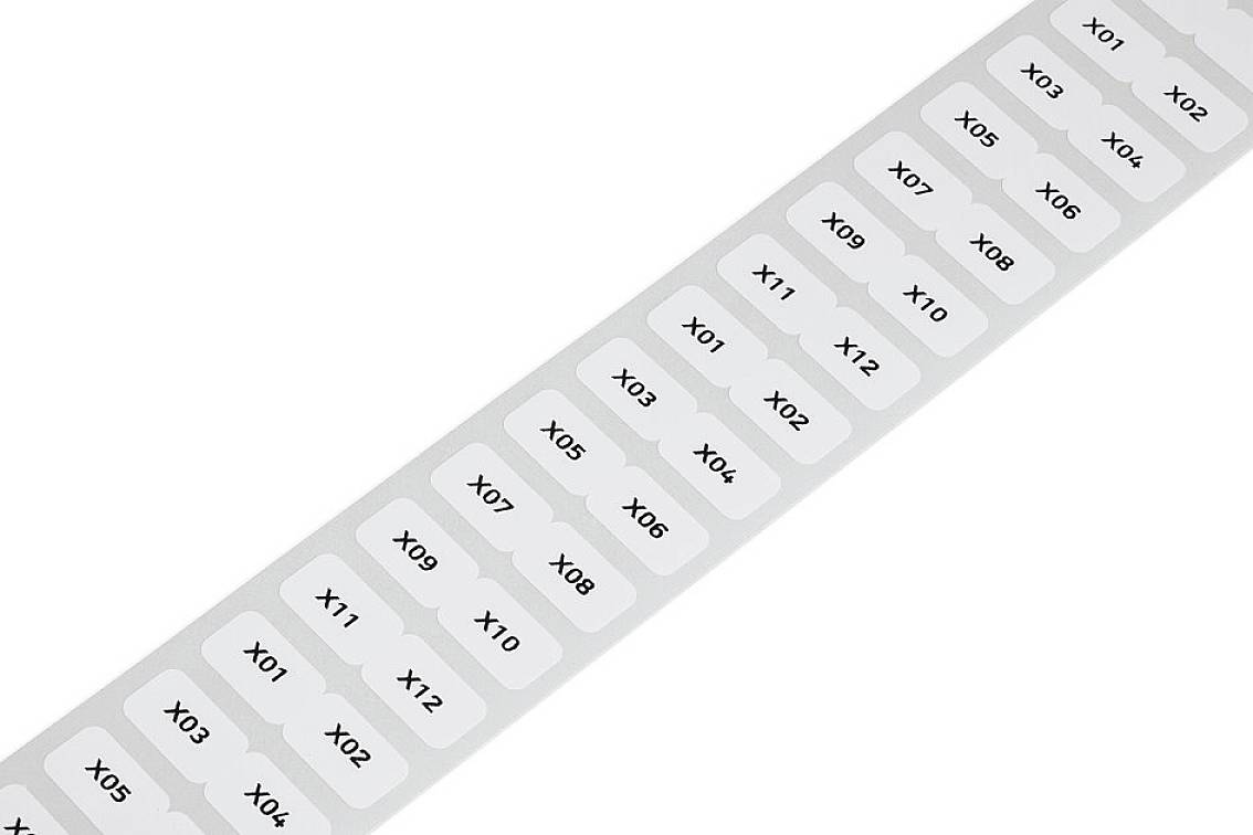 Pás kovově zabarvených poznávacích značek s potisky od 'X01' do 'X12' a 'X05', 'X08', 'X11', 'X12' ve dvou řadách.