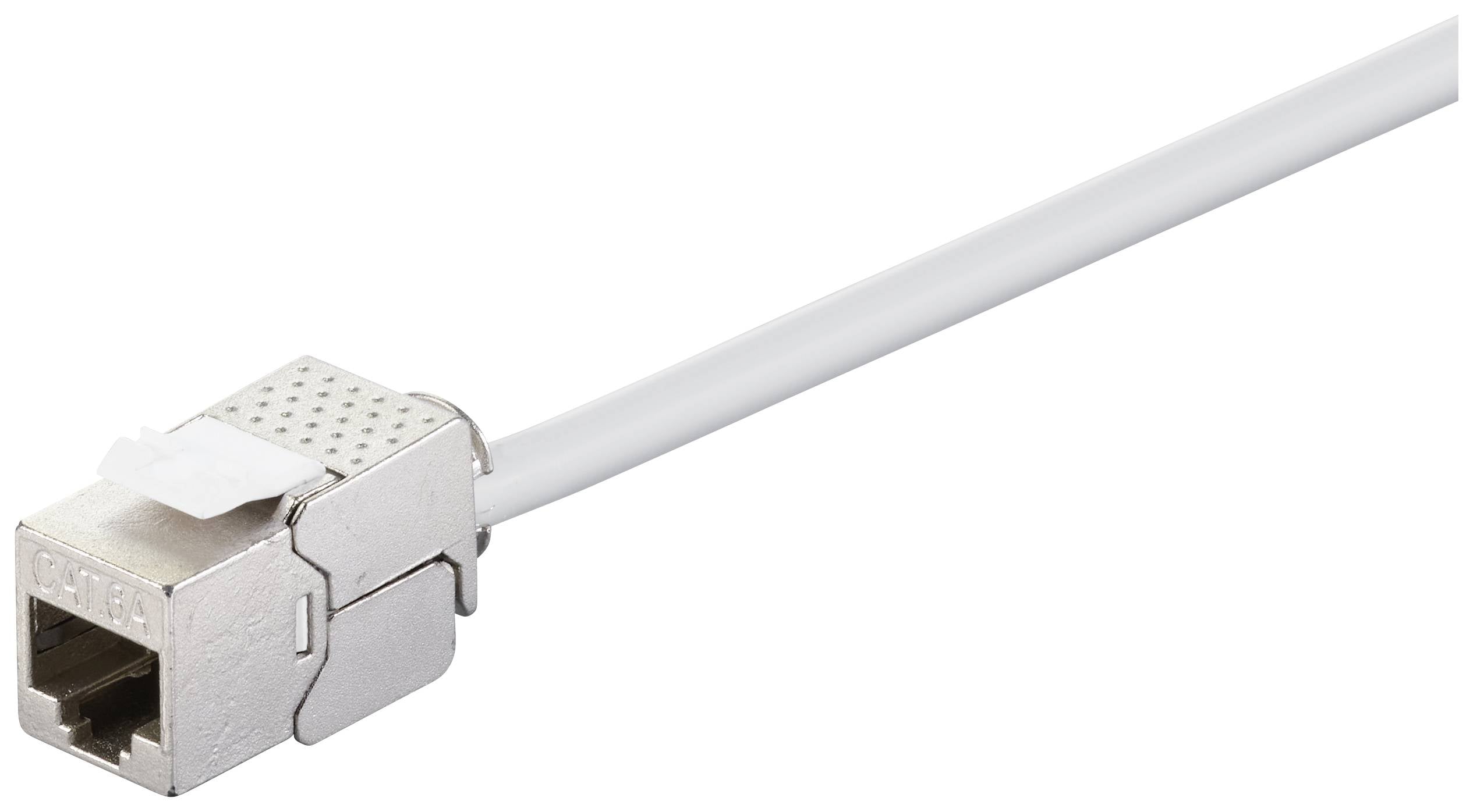 Ethernetový síťový kabel s kovovým konektorem a bílým vedením pro přenos dat v počítačových sítích.