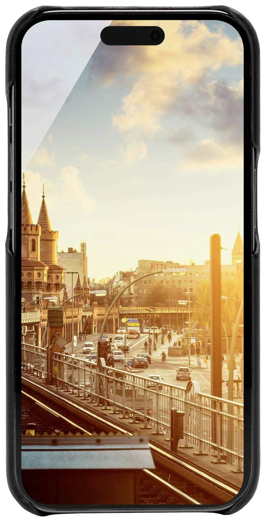 Displej smartphonu zobrazuje městskou scénu se západem slunce a rušnými ulicemi. Je vidět nádraží a historické budovy.
