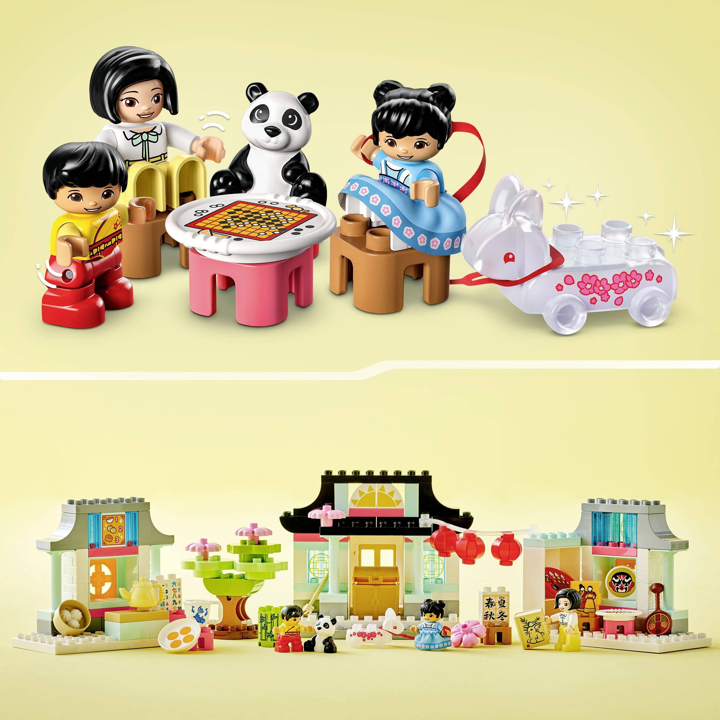 Sada LEGO zobrazuje dvě dětské figurky, pandu, stůl se svačinkami a hračku králíka. V pozadí je pestrá scéna budov.