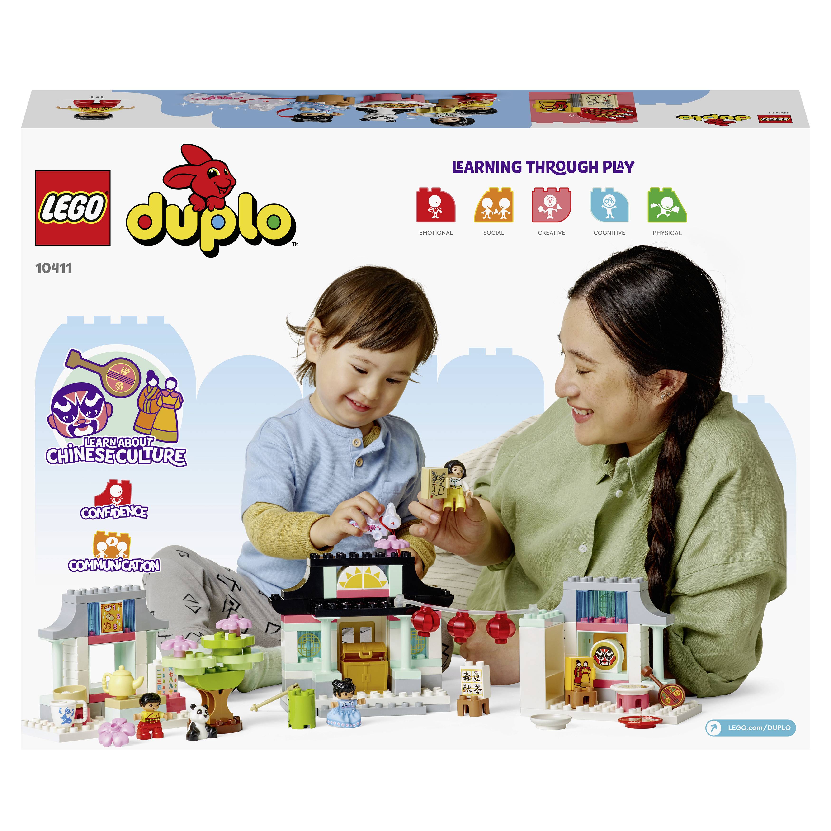 Matka a dítě si hrají se sadou LEGO Duplo, která zobrazuje čínské kulturní téma. Na obalu je nápis 'Učení hrou'.