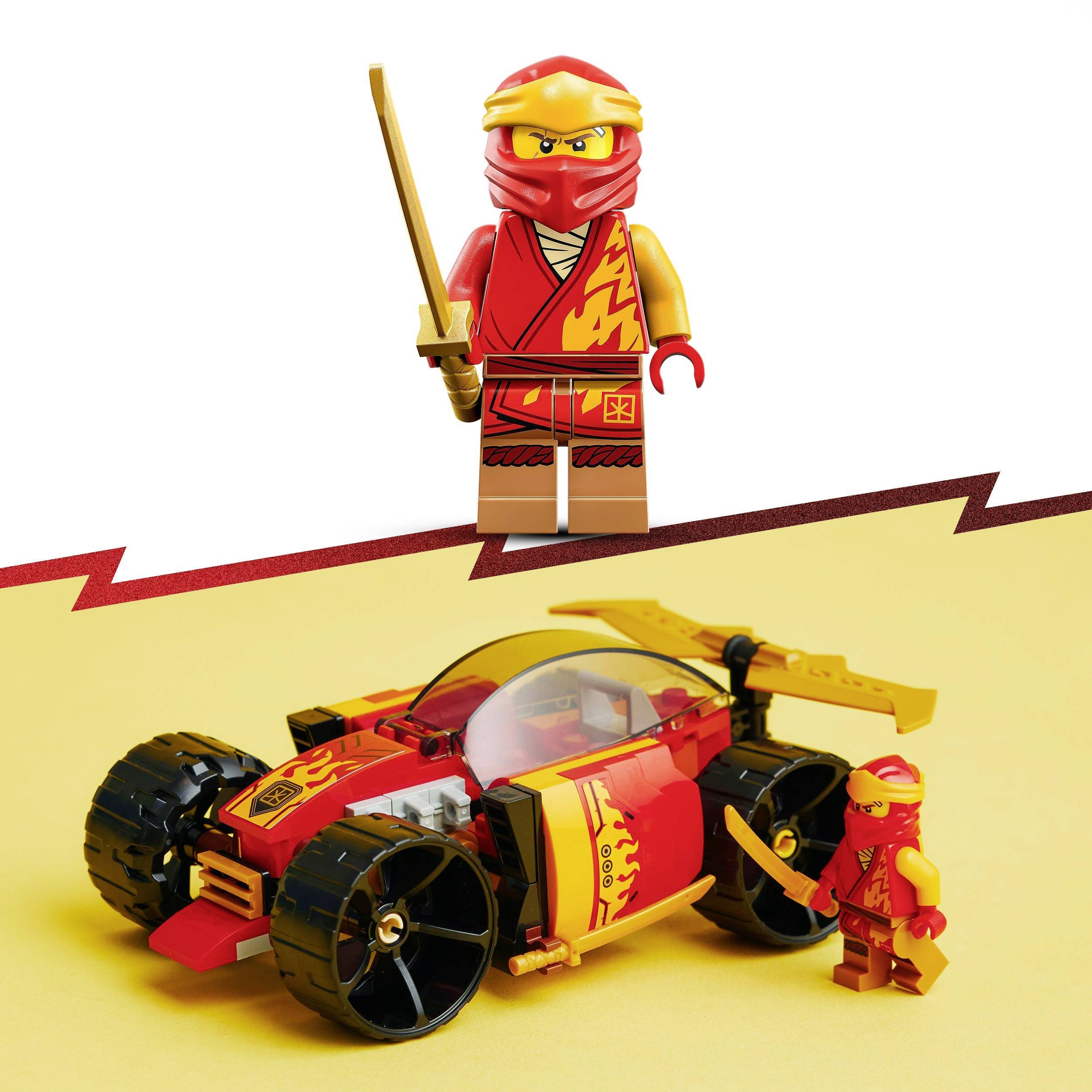 Lego ninja v červeném oděvu s mečem stojí vedle červeného a žlutého Lego závodního auta na žlutém pozadí.