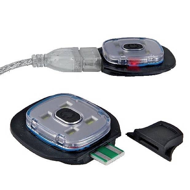 Dva průhledné USB přístroje s černými základnami a odnímatelným víkem, propojené kabelem. Nahoře svítící světlo.