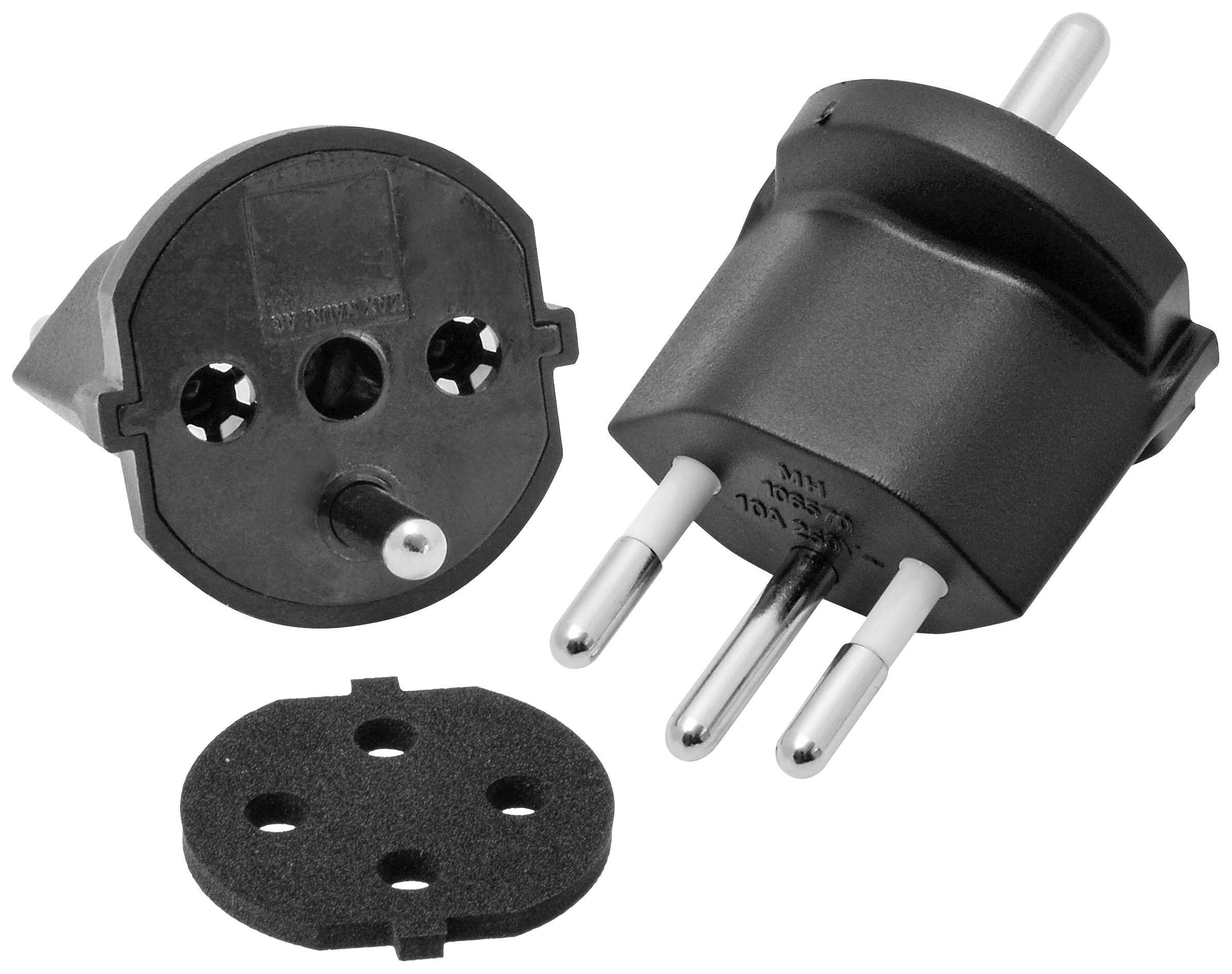 Černý adaptérový konektor s třípólovou zásuvkou a odnímatelnou vložkou; umožňuje připojení mezi elektrickými zásuvkami z EU a Itálie.