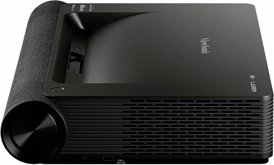 Černý projektor s nápisem 'ViewSonic' a '4K Laser'. Zařízení má moderní design s větracími mřížkami po stranách.