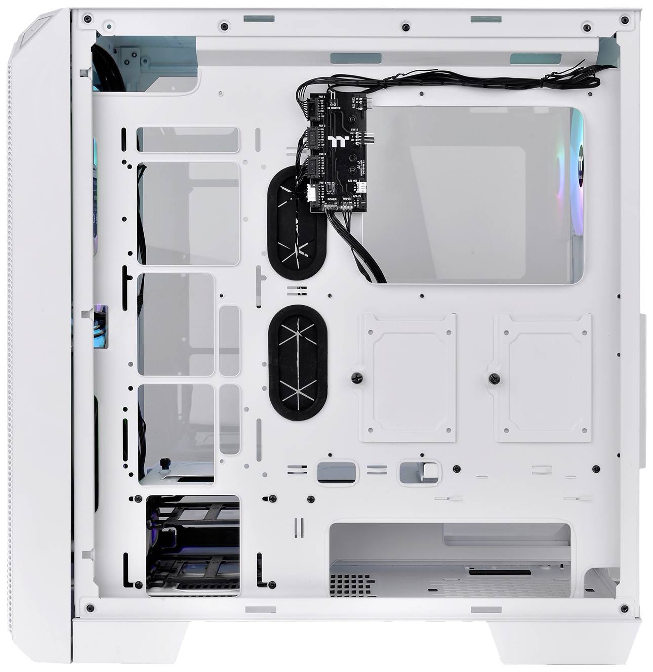 Bílá počítačová skříň bez komponentů, s kabely upevněnými nahoře a různými montážními místy pro hardware.