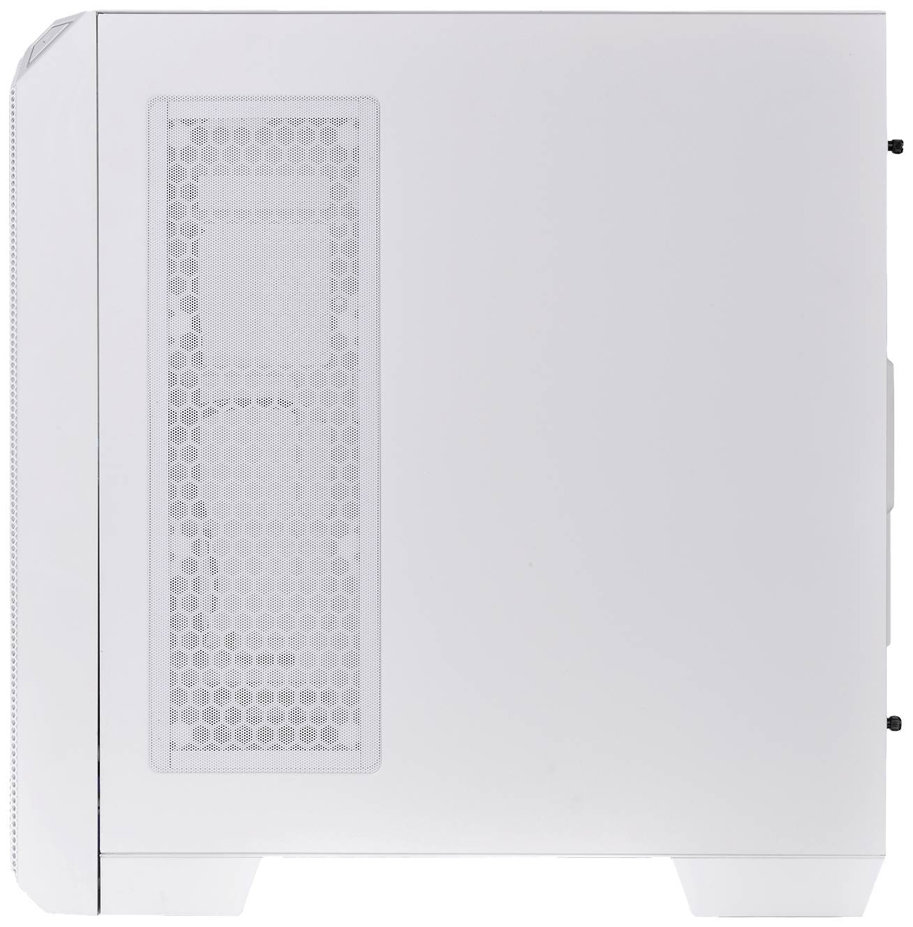 Bílá počítačová skříň s bočním mřížkovaným ventilačním otvorem. Minimalistický design vhodný pro sestavení počítače.