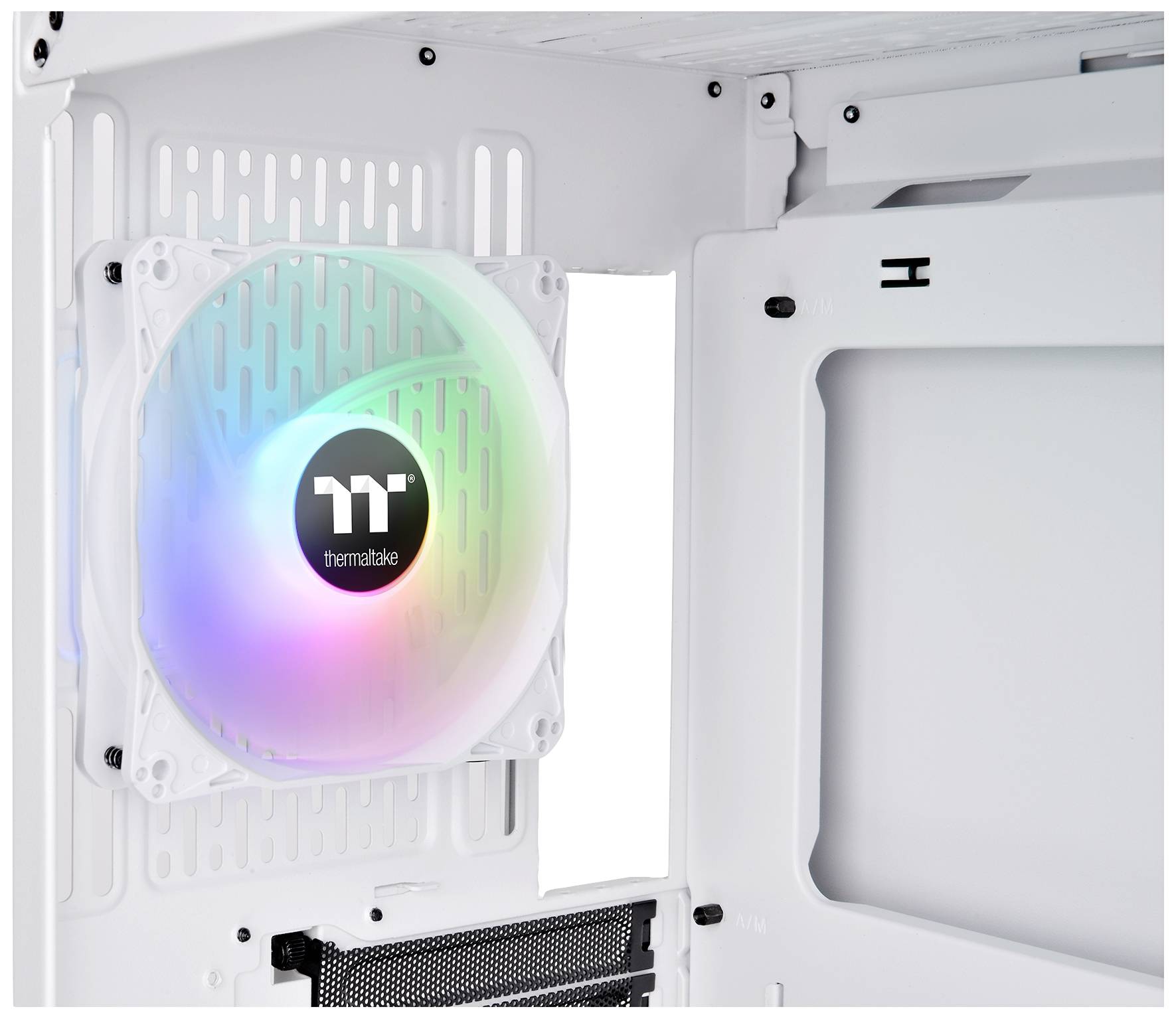 Počítačová skříň v bílé barvě s barevně svítícím ventilátorem od společnosti Thermaltake, který je osvětlen v různých duhovitých barvách.
