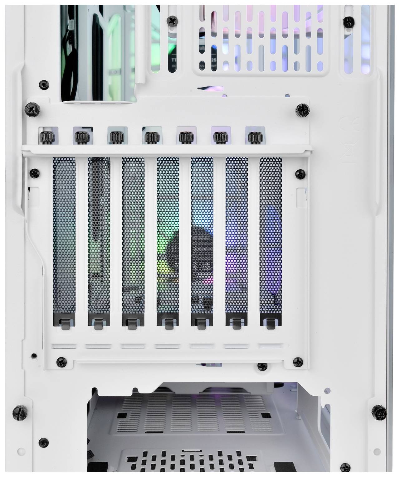 Zadní pohled na bílou počítačovou skříň s otevřenými sedmi PCIe sloty, viditelným RGB ventilátorem a několika upevňovacími šrouby.