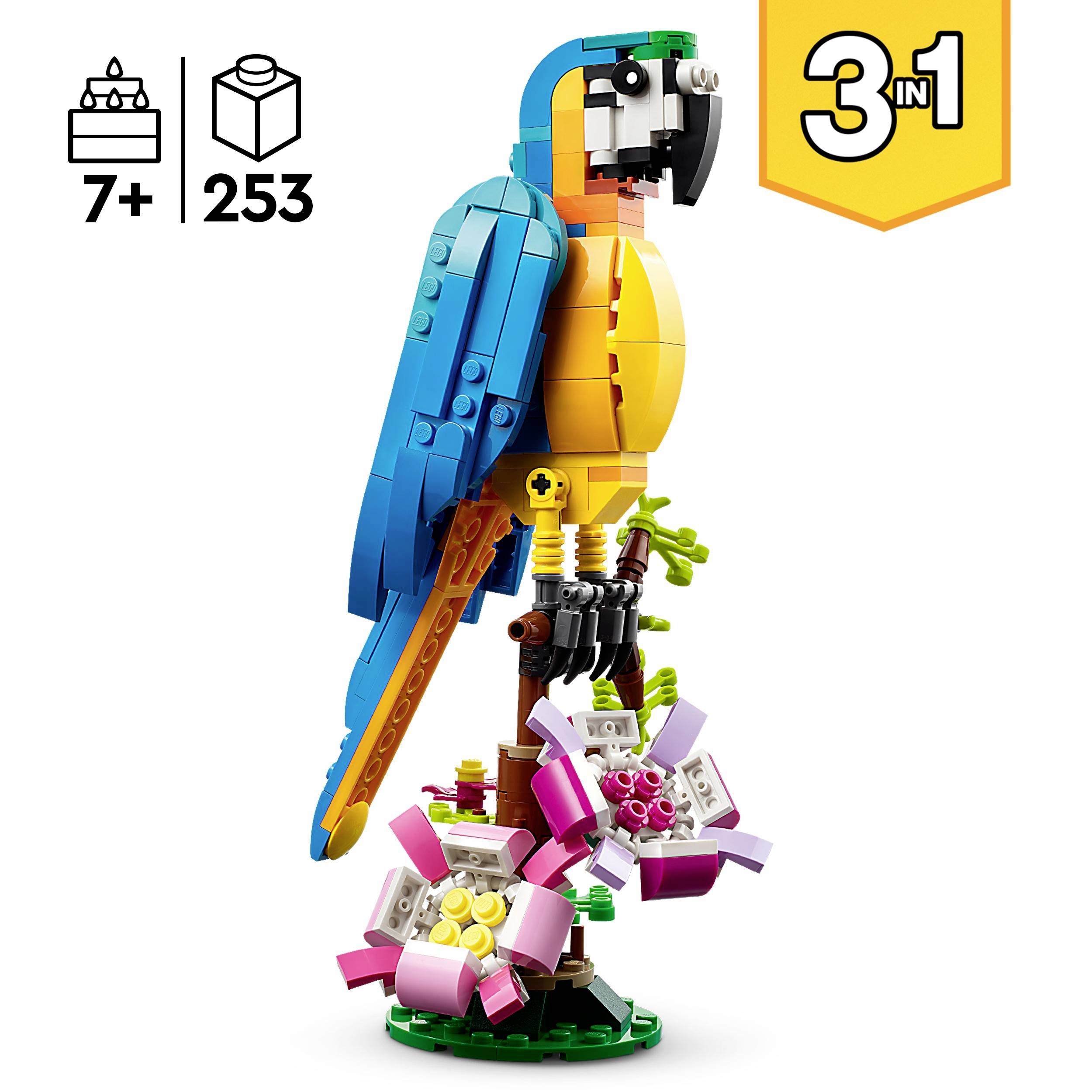 Barevný lego papoušek sedí na větvi s růžovými květy. Sada je určena pro děti od 7 let, skládá se ze 253 dílků a nabízí 3 možnosti stavby.