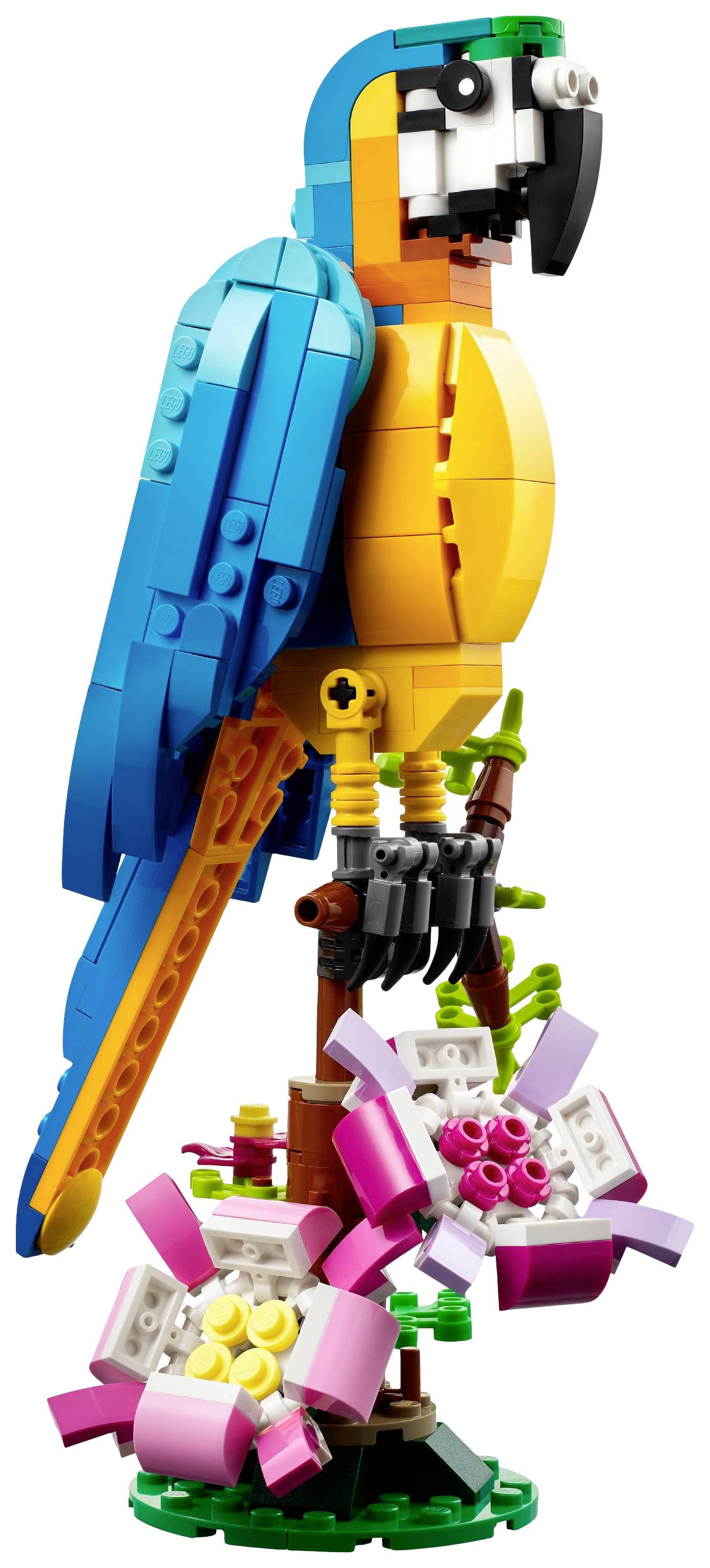 Barevný LEGO papoušek sedí na větvi s růžovými květy. Figurka je složená z modro-žlutých kostek a vykazuje detailní charakteristiky.