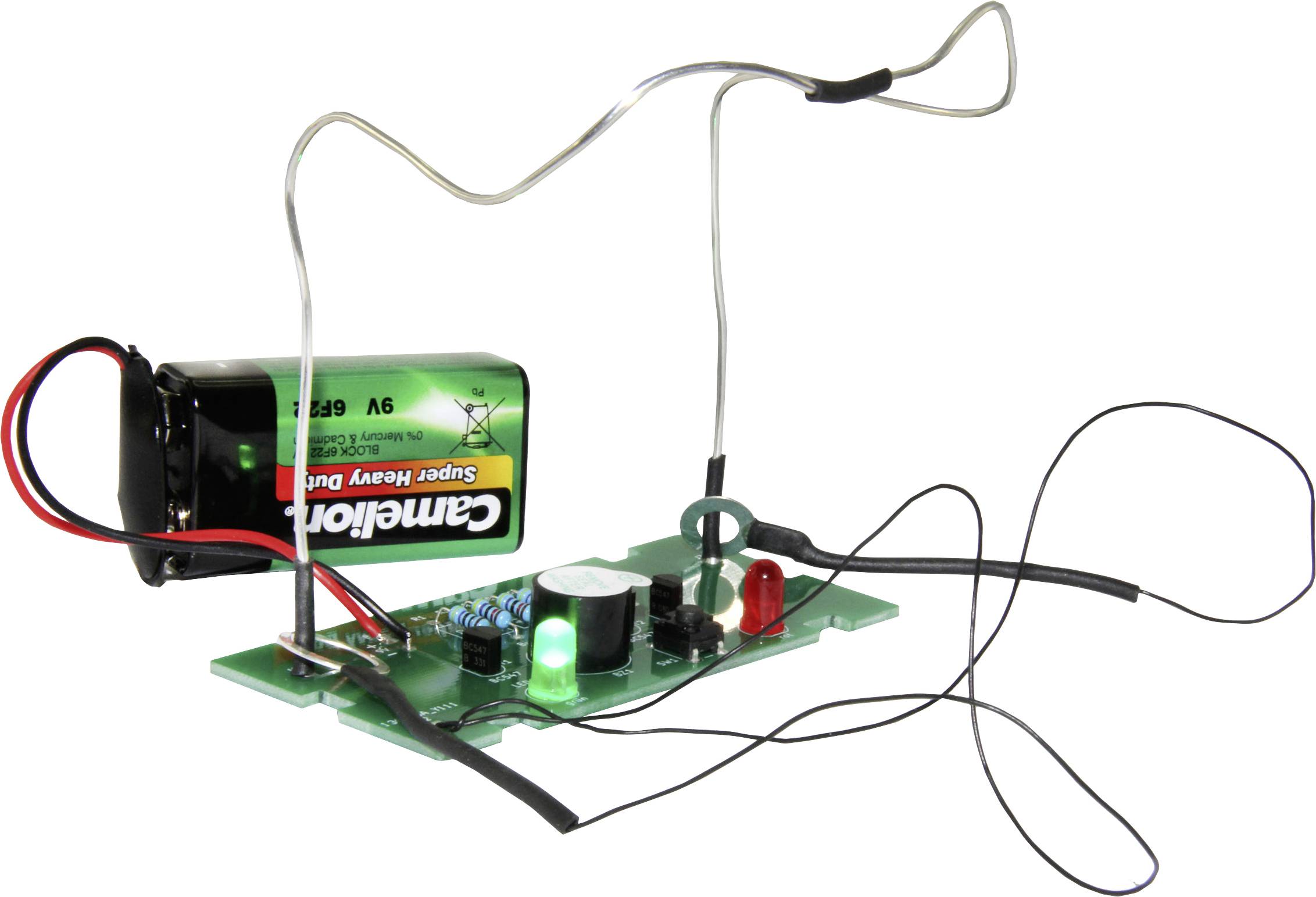 'Jednoduchý elektronický obvod s LED diodami, 9V bateriovým pouzdrem a různými elektronickými komponenty.'