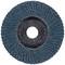 Modrý lamelový brusný kotouč s radiálně uspořádanými brusnými lamelami a centrálním otvorem, používaný k vyhlazování povrchů.