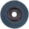 Modrý brusný kotouč se středovým otvorem a radiálně uspořádanými lamelami, používaný k vyhlazování kovových nebo dřevěných povrchů.