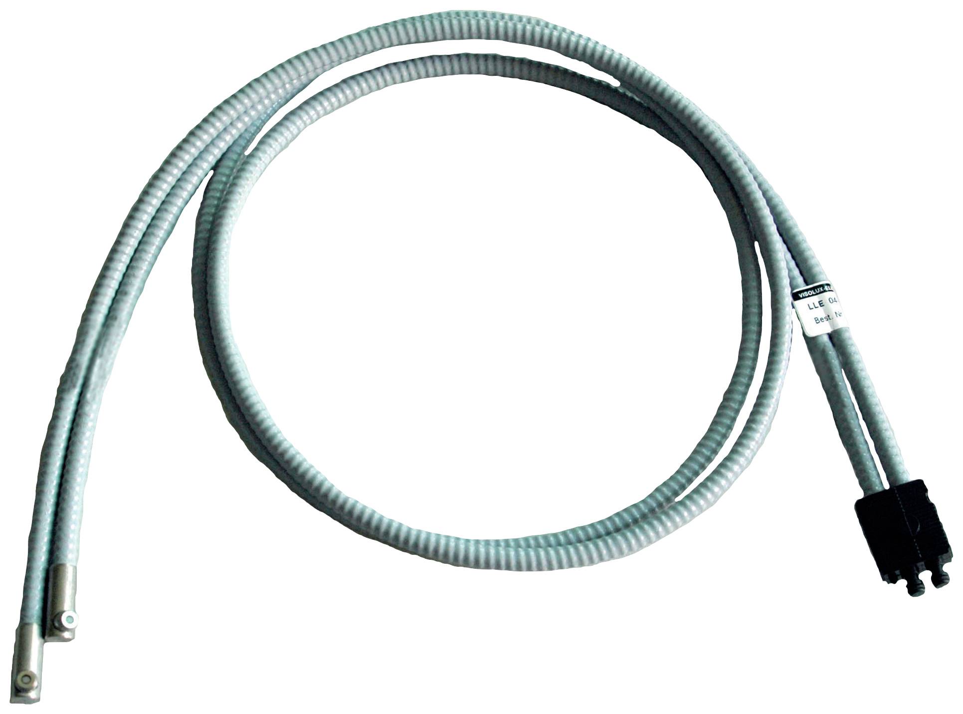 Stočený šedý kabel s černou zástrčkou na jednom konci.