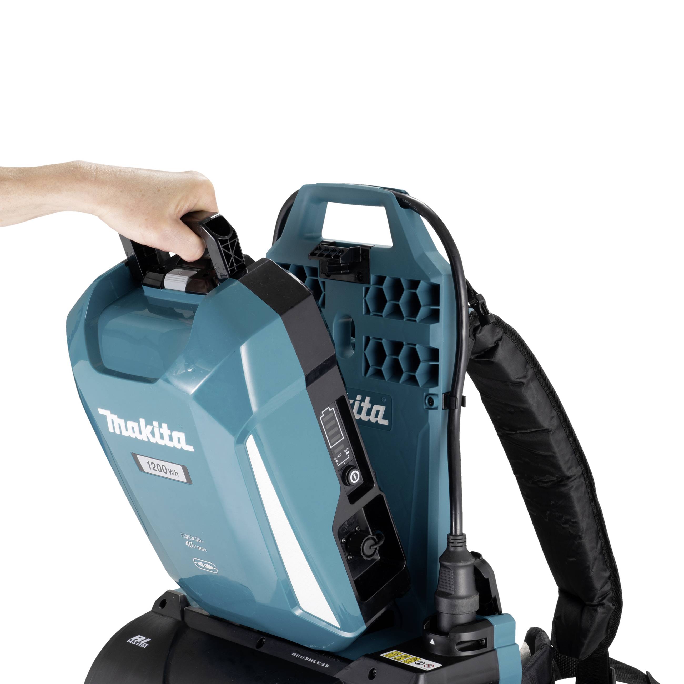 Akumulátorový vysavač s odnímatelnou baterií je držen v jedné ruce. Na zařízení je viditelný název značky a číslo modelu.