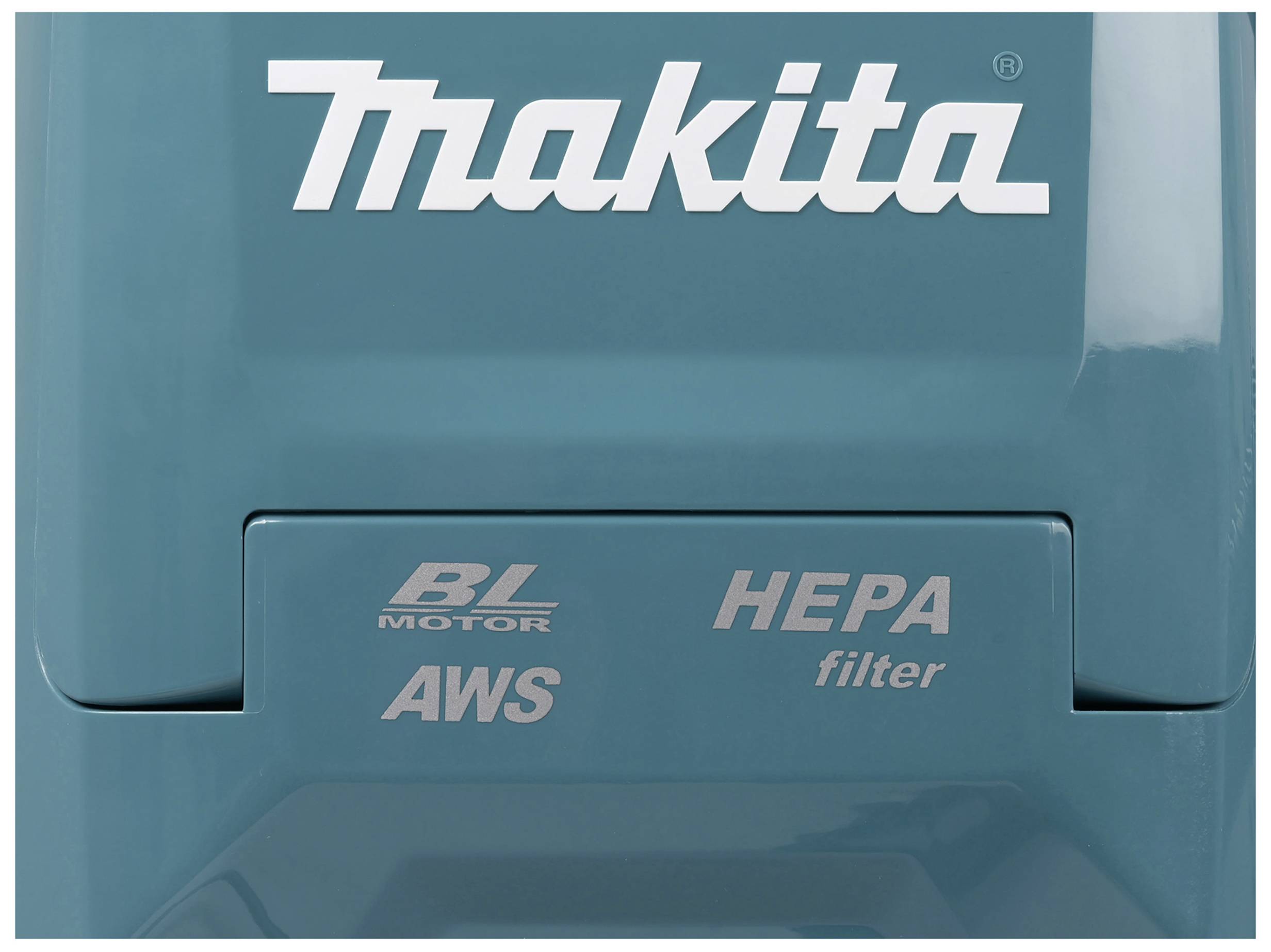 Logo 'Makita' na zařízení. Pod ním jsou uvedeny 'BL Motor', 'AWS' a 'HEPA filtr', což poukazuje na technické charakteristiky.