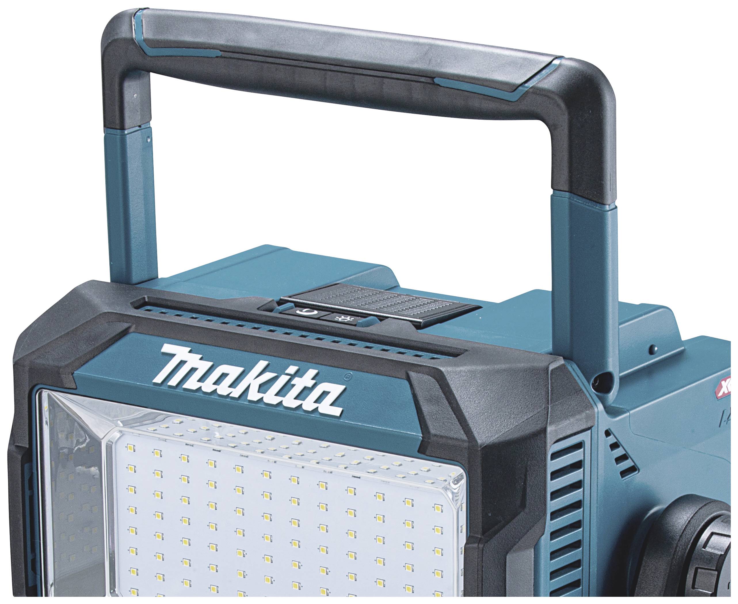 Modrý LED stavební reflektor s černou rukojetí, stojící na stole. Název značky 'Makita' viditelný na přední straně.