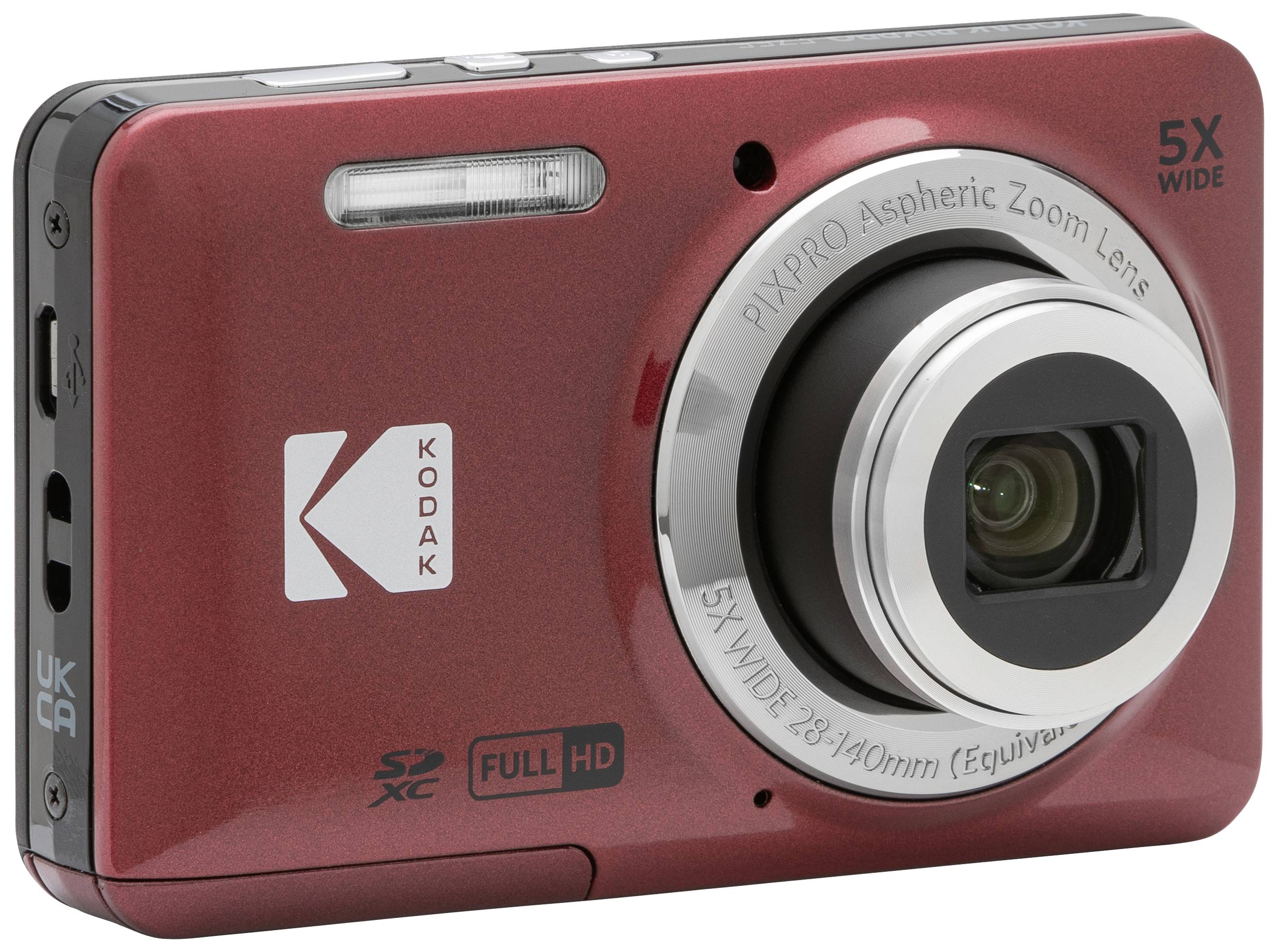 Červený digitální fotoaparát značky Kodak s 5násobným wide-angle zoomem a rozlišením Full HD, s konektory na levé straně.