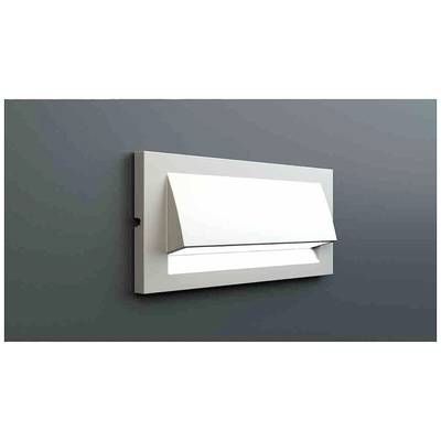 Obdélníková šedá nástěnná lampa s šikmým, bílým designem krytu, namontovaná na tmavě šedé stěně.