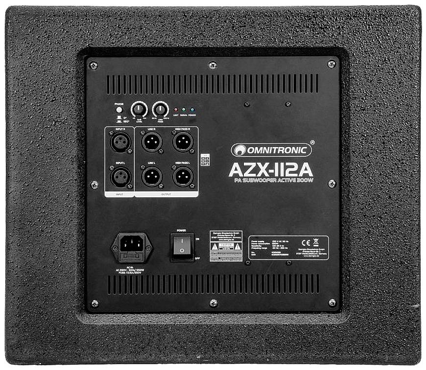 Zadní strana subwooferu Omnitronic AZX-112A PA s několika vstupními a výstupními konektory, včetně XLR a studené zásuvky.