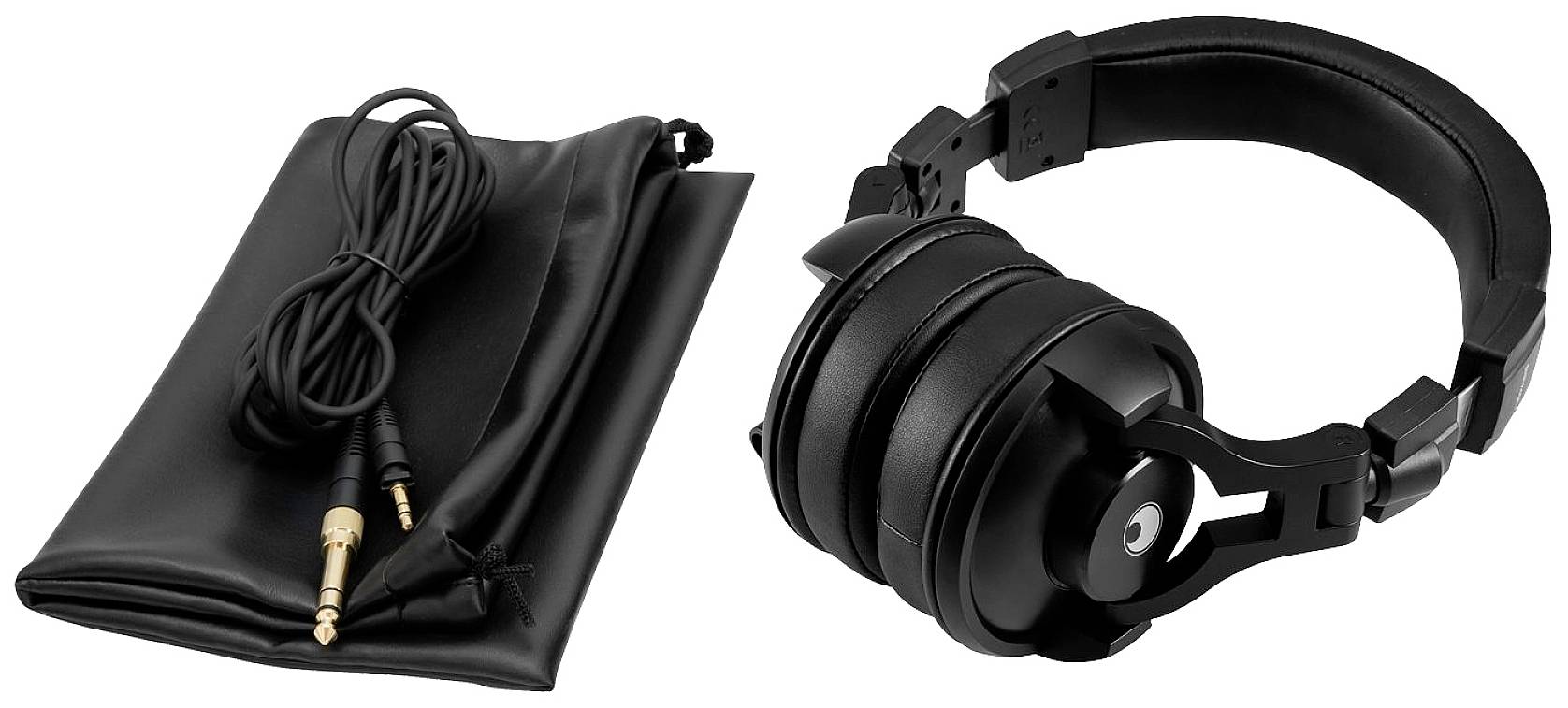 Černá bezdrátová sluchátka přes uši ležící vedle svinutého audio kabelu a černé tašky.