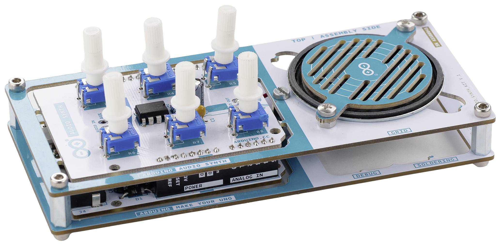 Arduino shield s několika modrými potenciometry a reproduktorem namontovaný na Arduino desce.
