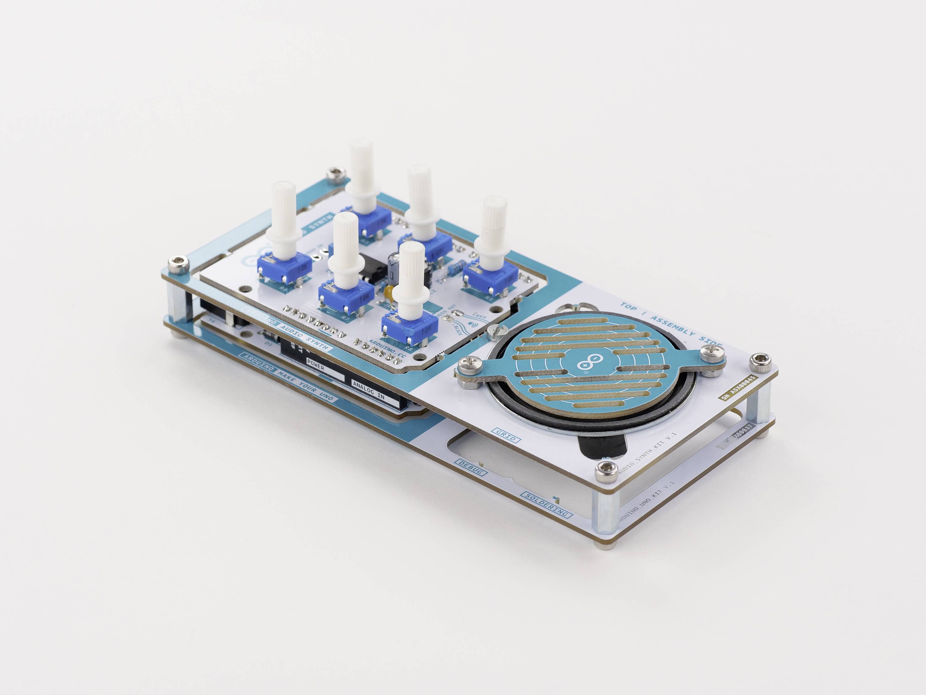 Elektronický modul s modrými přepínači a bílými otočnými ovladači, vhodný pro Arduino experimenty a senzorové aplikace.