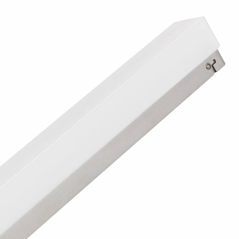 Obdélníkové bílé zařízení se zkoseným horním povrchem, které lze namontovat na stěnu nebo strop.