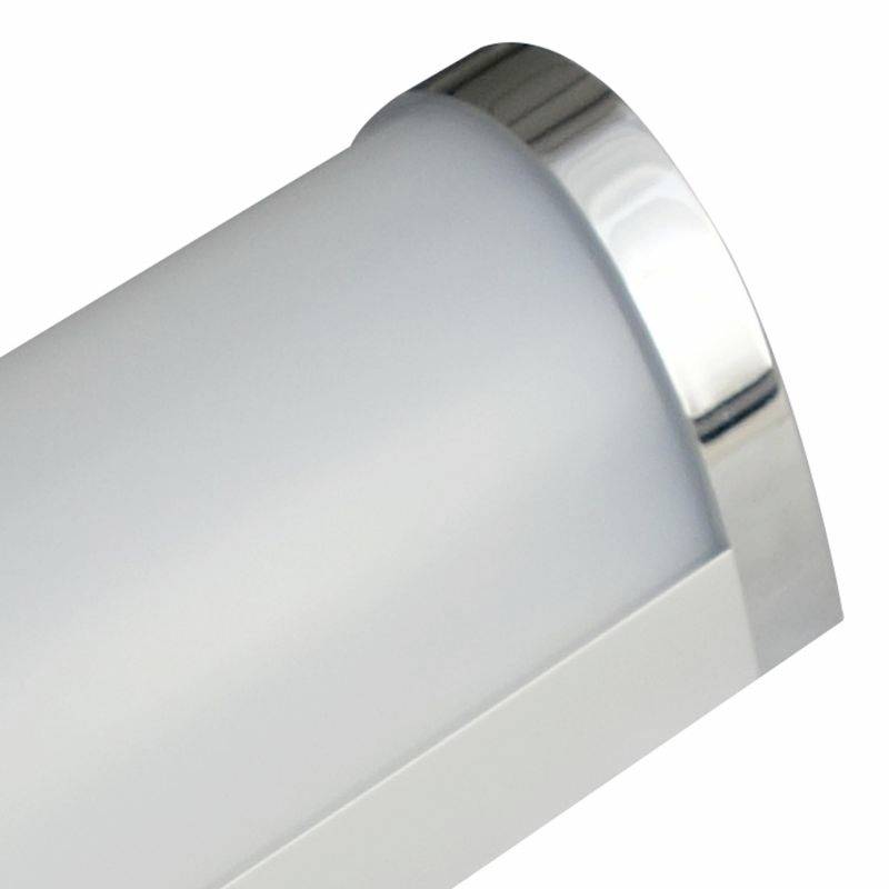 Moderní nástěnná lampa s polooblým, matným sklem a chromovaným lemováním, vhodná pro osvětlení interiéru.