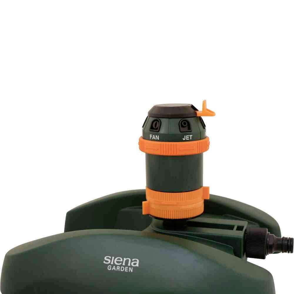 Postřikovač od Siena Garden se zelenou základnou a oranžovým otočným knoflíkem, nabízí možnosti 'FAN' a 'JET' pro různé vzory postřiku.