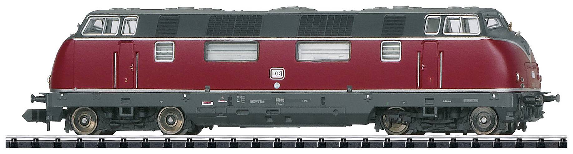 Boční pohled na tmavě červenou modelovou lokomotivu s černou střechou na kolejích, detailně propracovanou, bez okolního prostředí.
