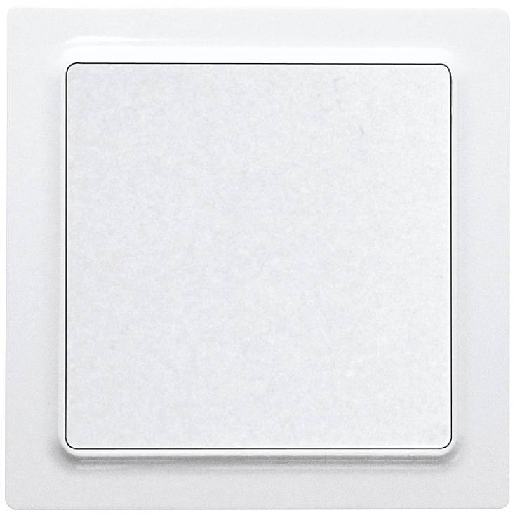 Bílý světelný vypínač před bílým pozadím. Vypínač je čtvercový a opticky zakomponovaný do stěny.