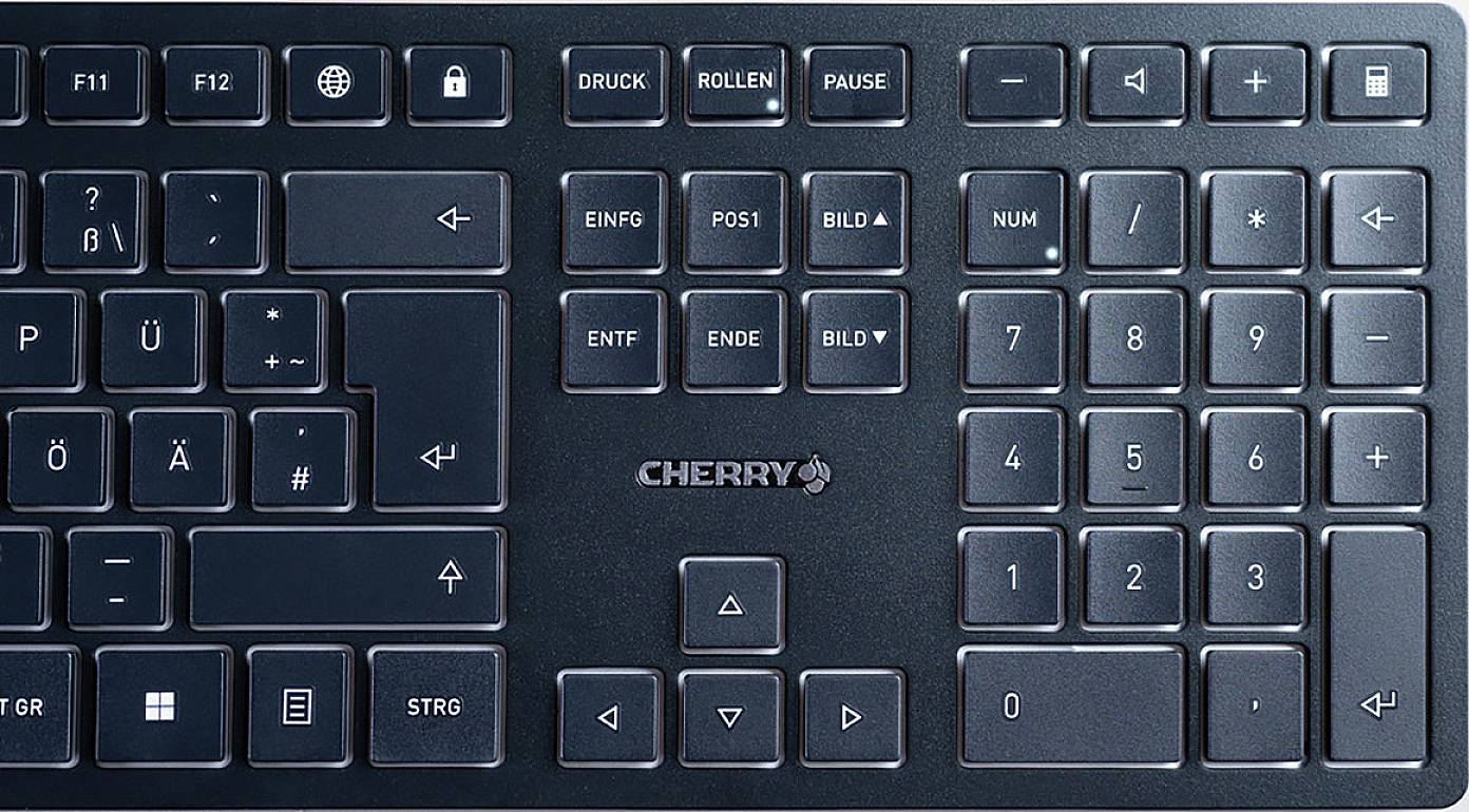 Černá QWERTZ klávesnice s německým popisem kláves, numerickým blokem a funkčními klávesami. Uprostřed obchodní značka 'CHERRY'.