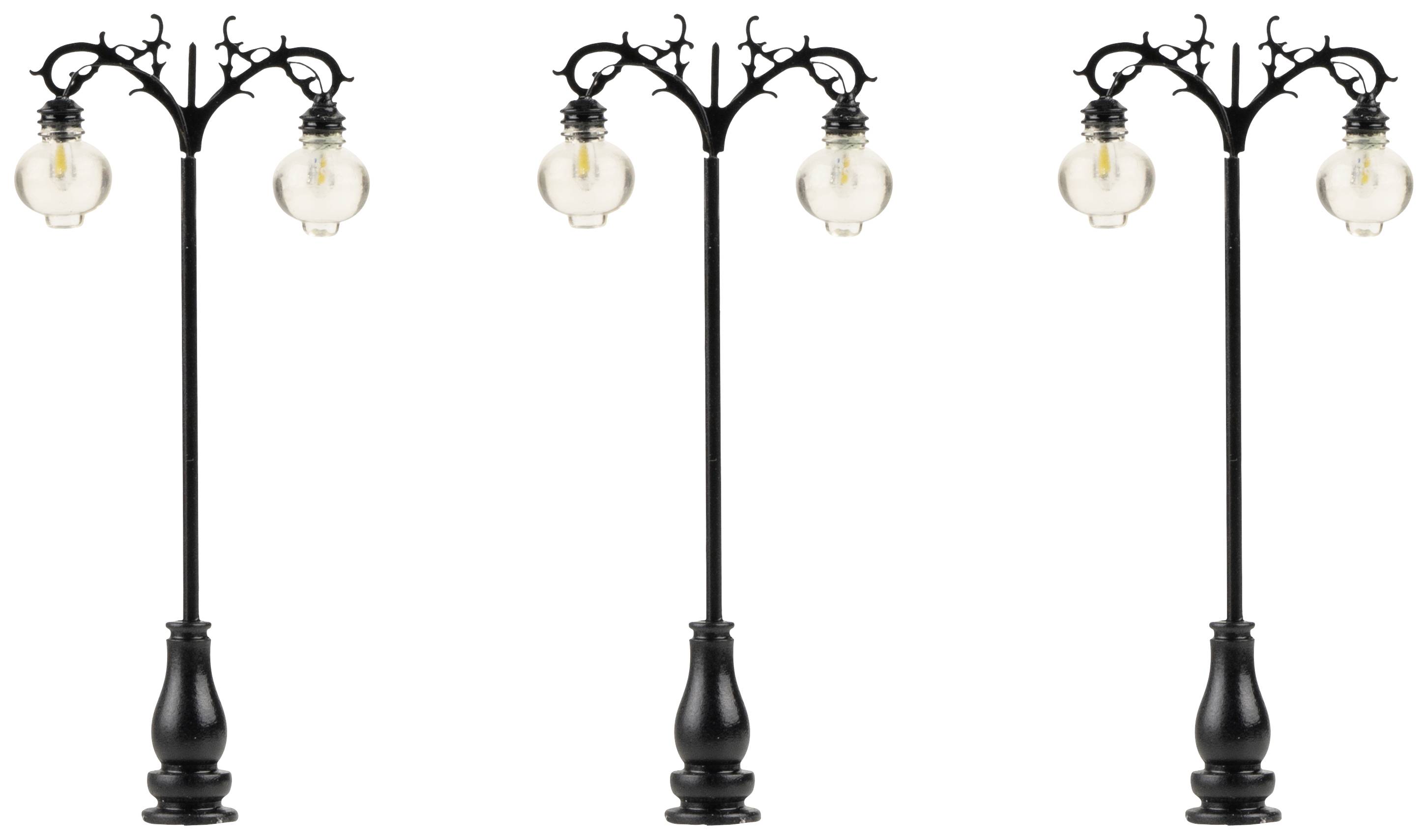 Tři identické, dekorativní pouliční lampy s černým kovovým designem a kulatými žárovkami jsou umístěny vedle sebe.