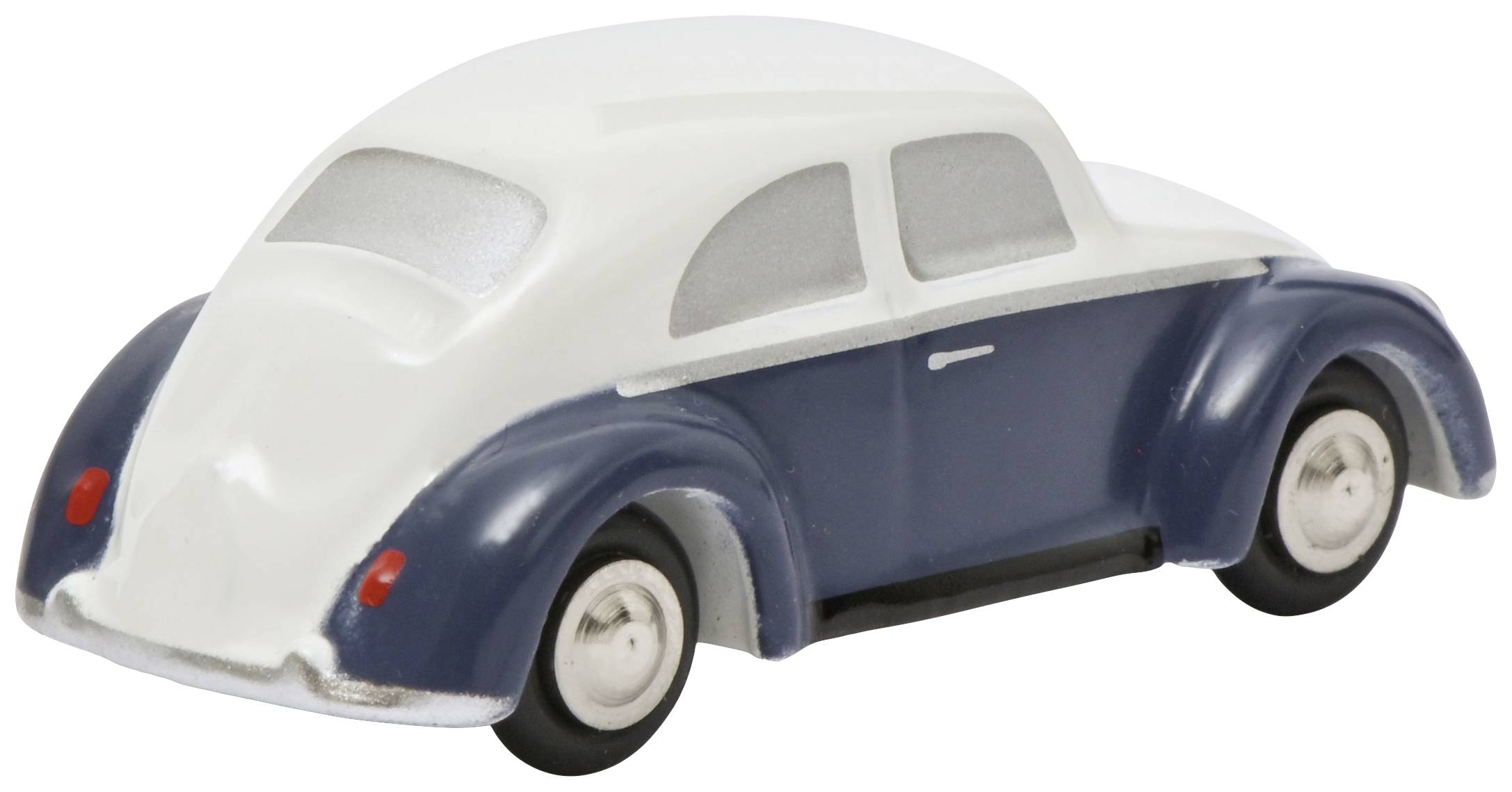 Malý modelový automobil, dvoubarevný v bílé a modré, se zavřenými okny a viditelnými zadními světly, na bílém pozadí.