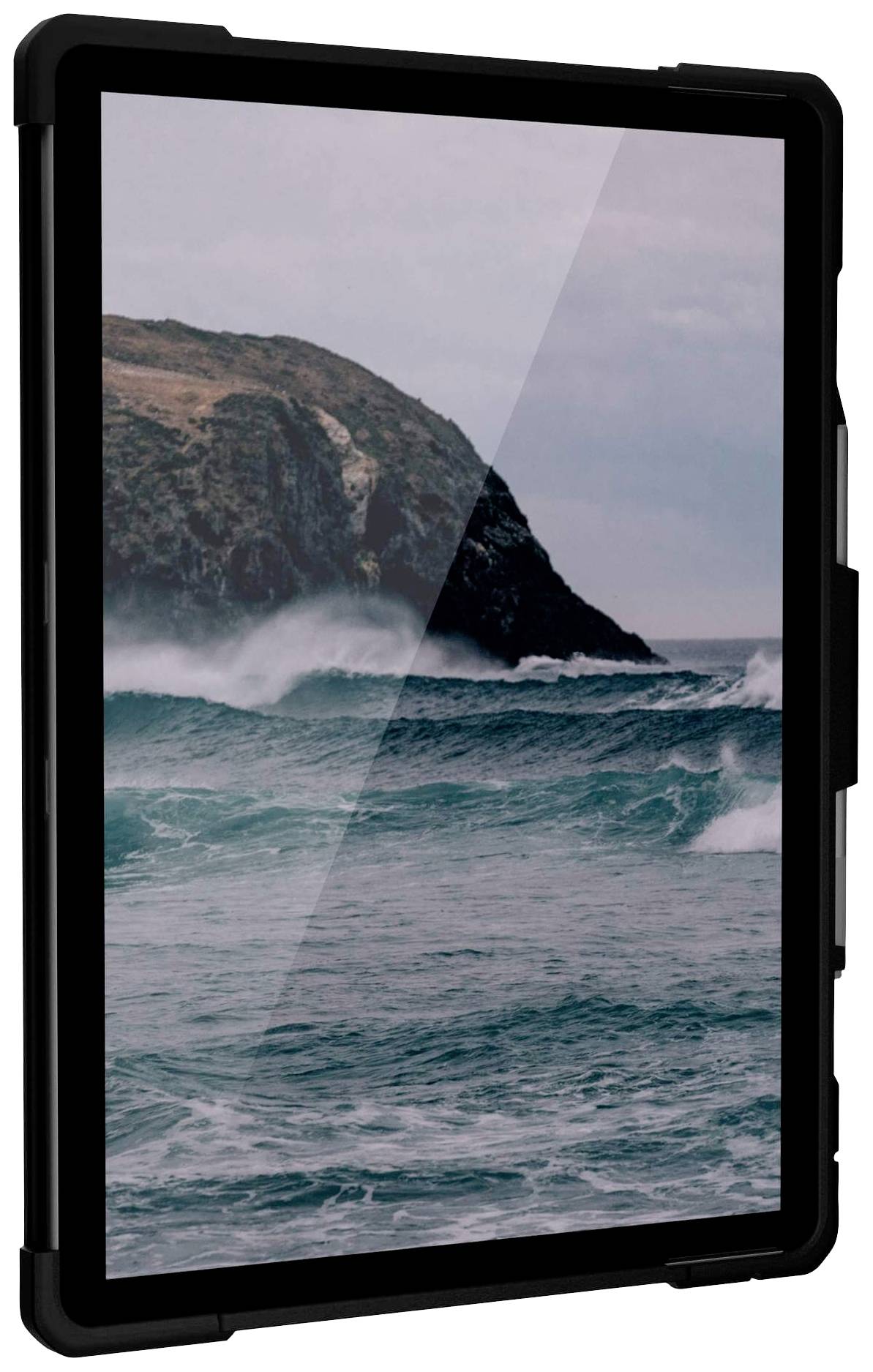 Tablet zobrazuje obrázek bouřlivých vln narážejících do skalnaté pobřežní krajiny.
