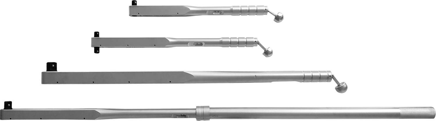 Čtyři momentové klíče různých velikostí v řadě, každý v stříbrné barvě, ukazující různé nástroje pro mechanické aplikace.