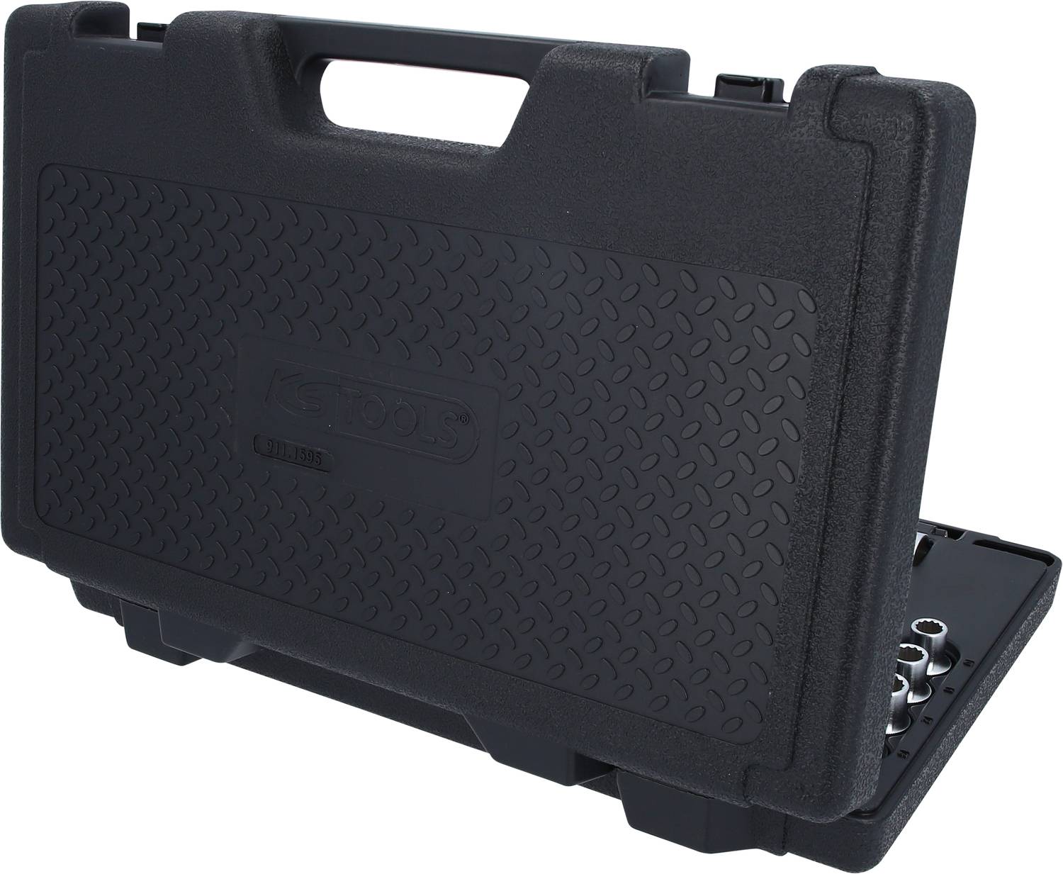Černý kufřík na nářadí s rukojetí, částečně otevřený, odhalující kovové nástroje uvnitř.