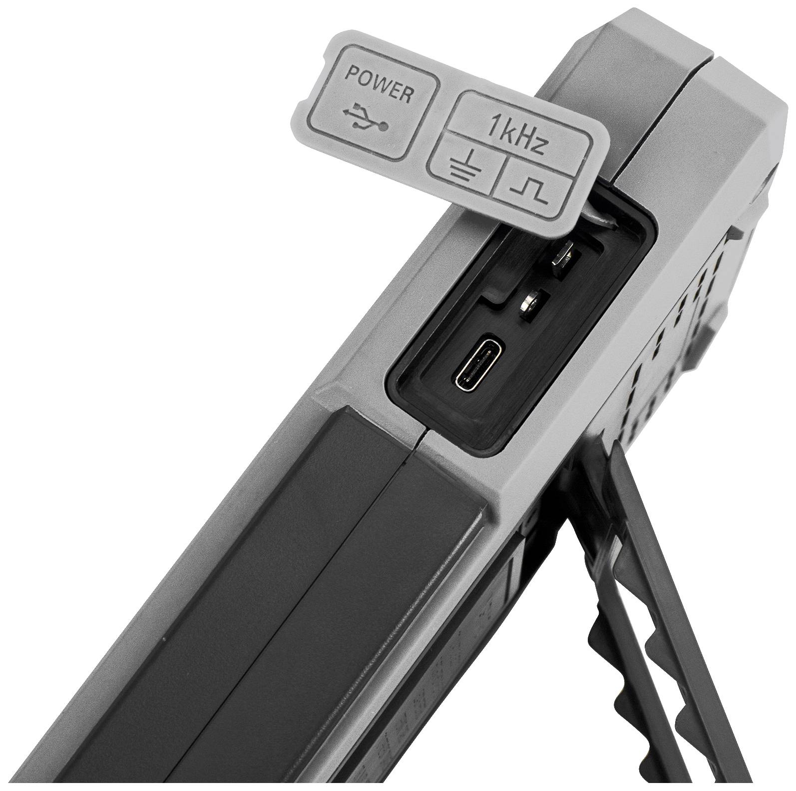 Stolní multimetr s odnímatelným krytem, který zobrazuje tlačítka 'POWER' a '1kHz'; má také USB a jacky.