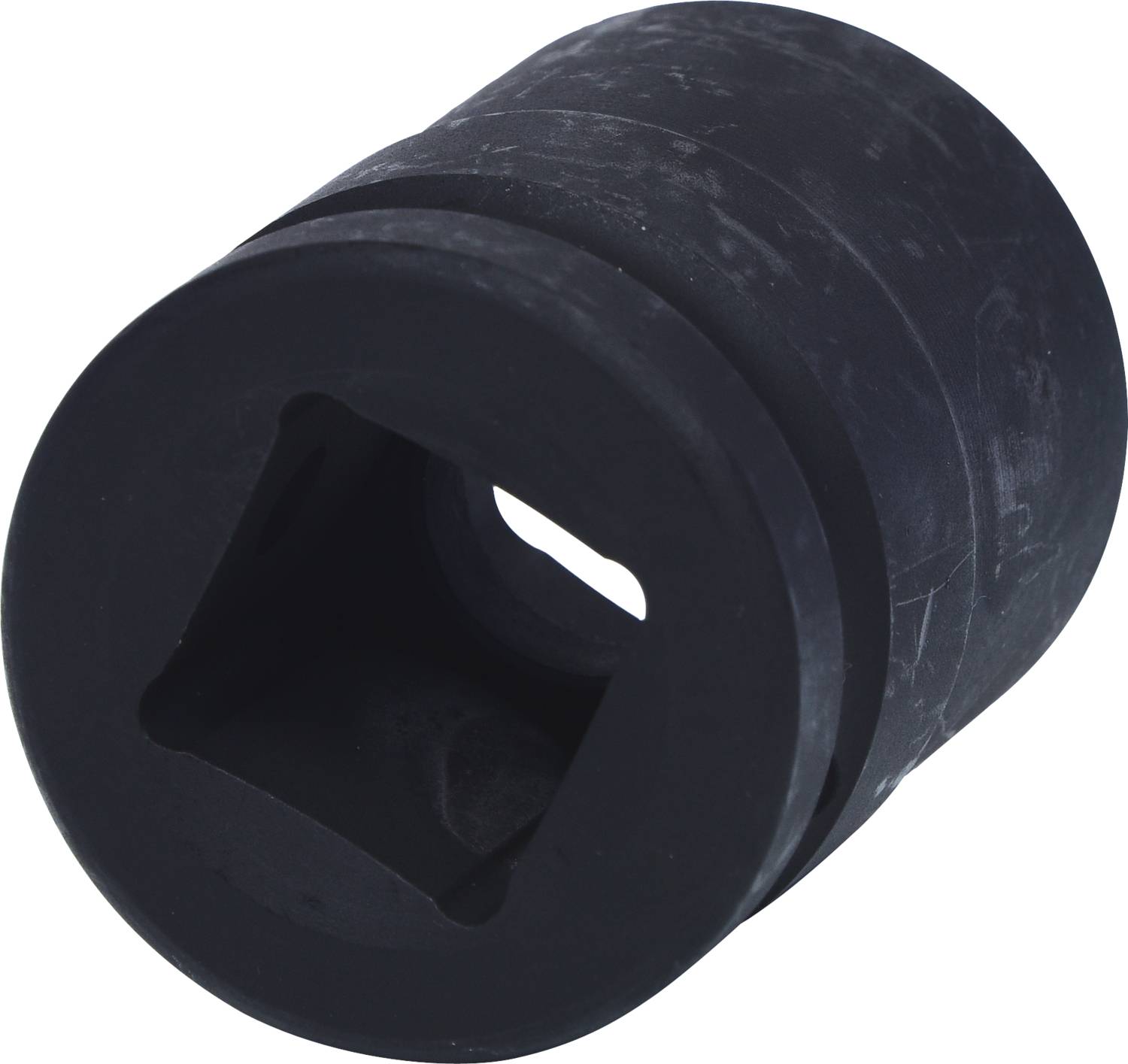 Černý, válcový nástavec na nástroj s čtvercovým otvorem, používaný pro mechanické upevnění nebo opravy.