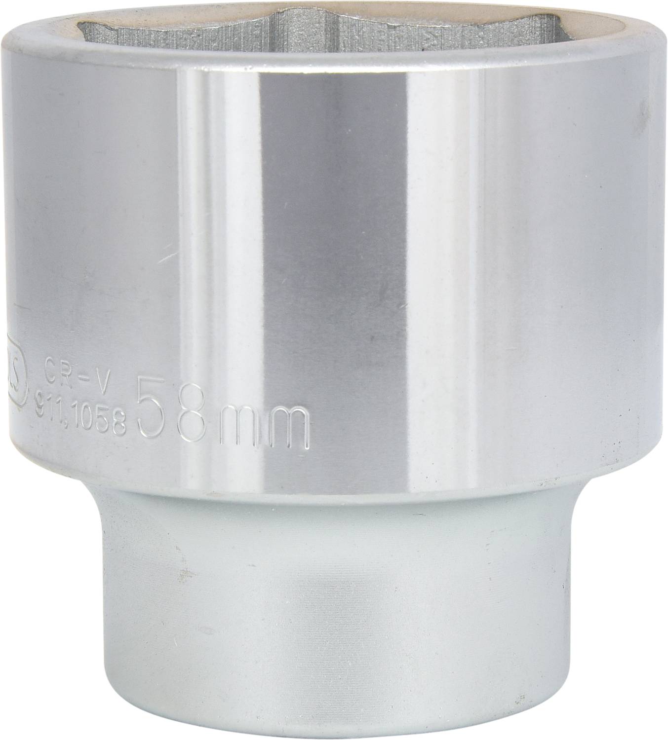 Stříbrná kolíková matice o rozměru 58 mm. Je vyrobena z kovového materiálu a má válcovitý tvar.