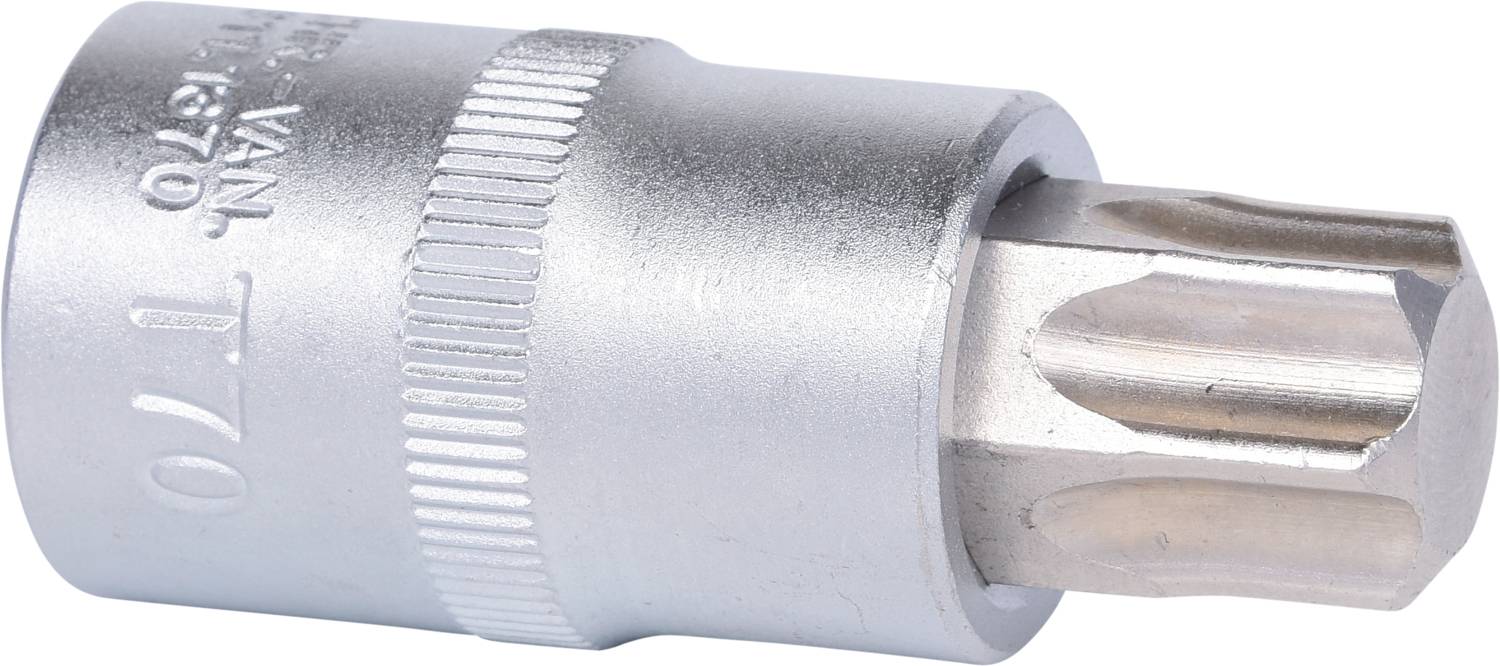 Stříbrný nástavec Torx s upevňovací hlavicí v detailním záběru, gravírovaný nápisem 'T70', ukazuje zřetelné zuby určené pro upevnění šroubů.