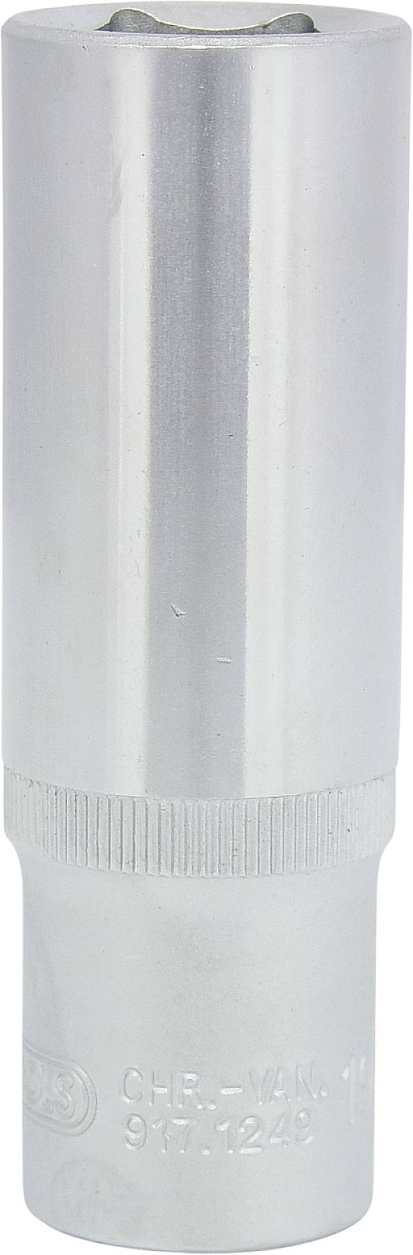 Kovový nástrčný klíč s vroubkovanou rukojetí na bílém pozadí, používaný k povolování nebo utahování šroubů a matic.