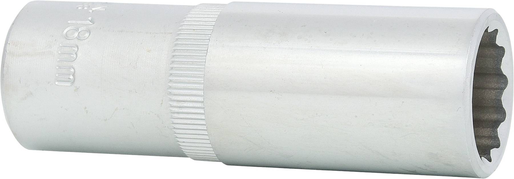 Stříbrný nástrčný klíč s označením 18 mm, vhodný pro mechanické aplikace nebo uvolňování šroubů.