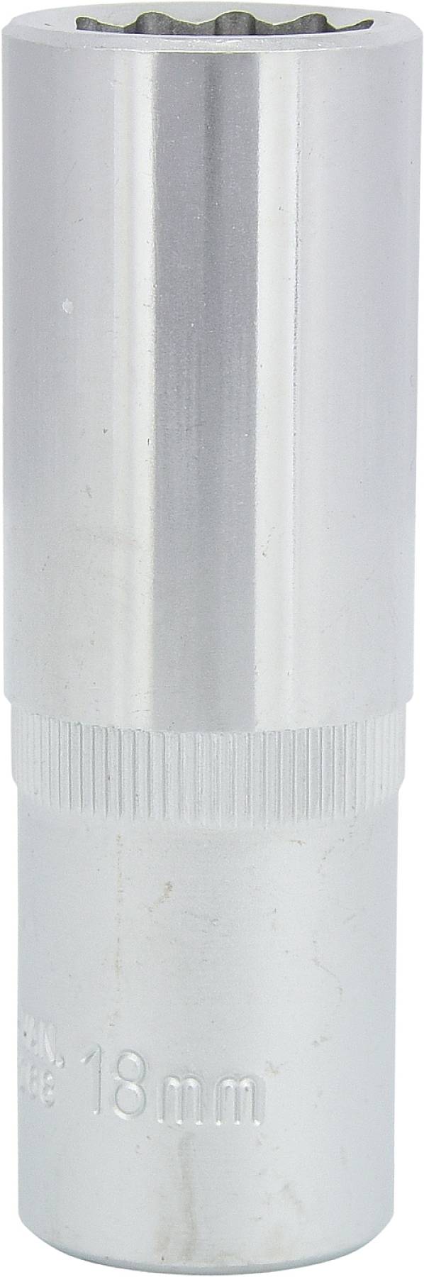 Stříbrný nástavec na nástrčný klíč s vyznačenou velikostí 18 mm, vhodný pro šroubovací práce.