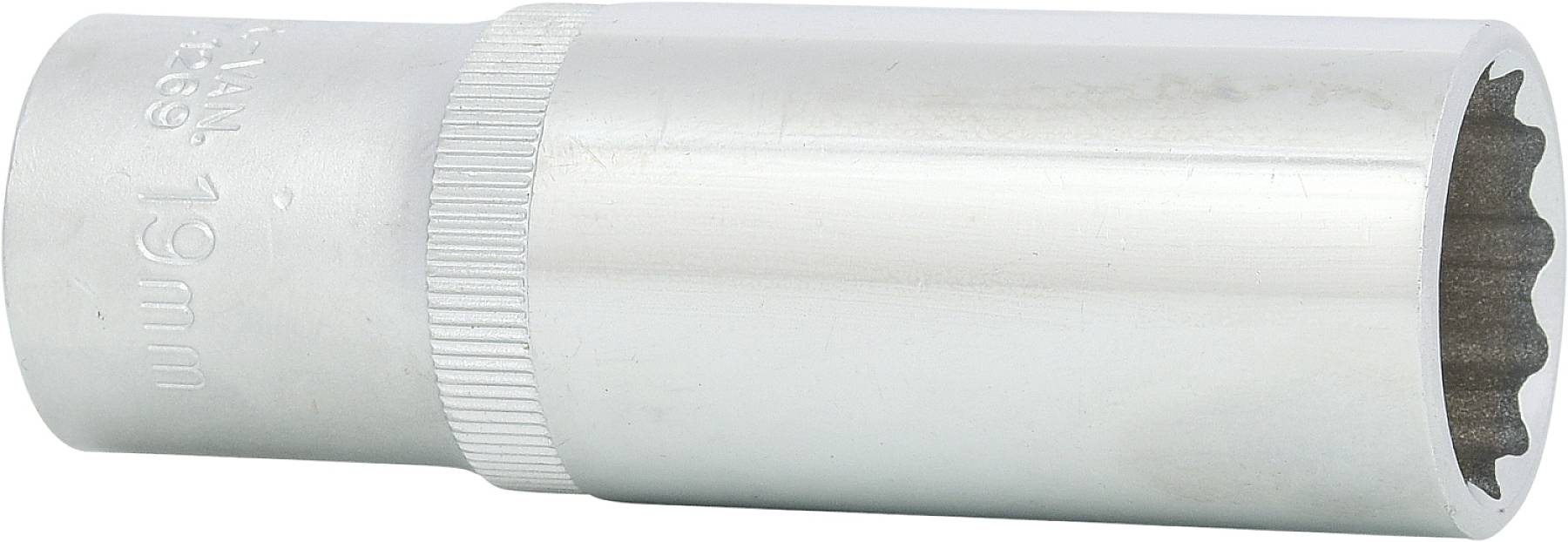 Kovový klíč s nástrčnou hlavicí, velikost 19 mm, válcovitý tvar, s rýhovanou rukojetí pro lepší úchop.